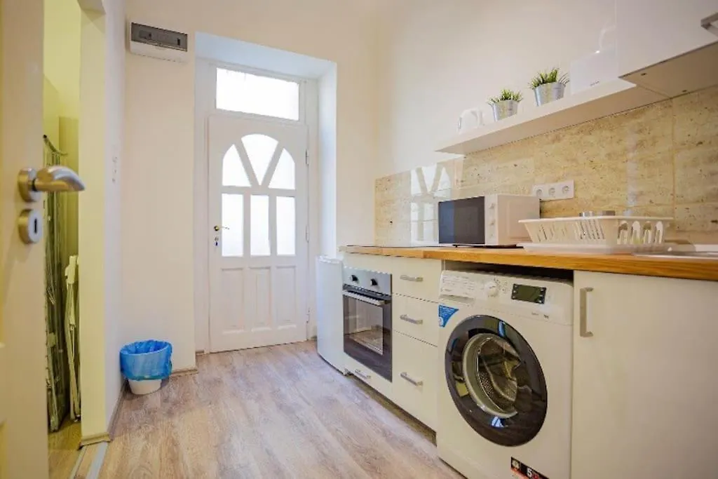 Cosy Flat In Akacfa Str., Aya Apartamento Budapeste